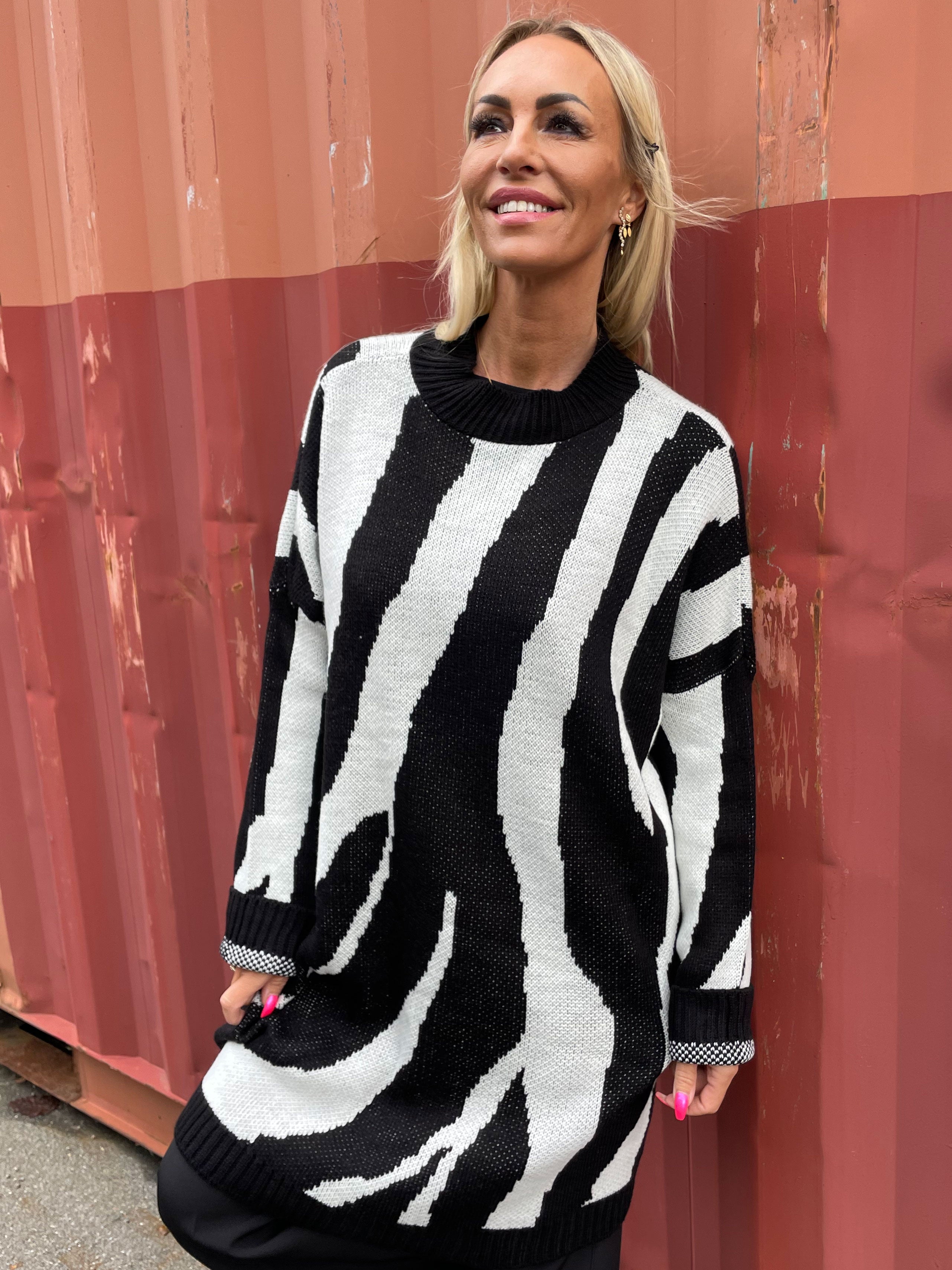 Katya - Mjuk stickad klänning med stort zebratryck